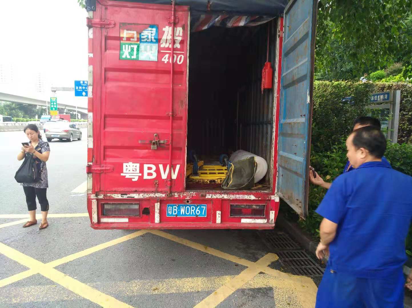 深圳搬家公司电话，云顶国际yd888搬家欢迎你！